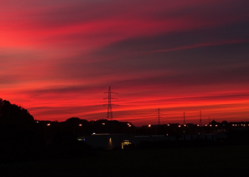 Aurora dan Cahaya Merah di Waktu Senja