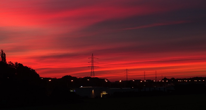 Aurora dan Cahaya Merah di Waktu Senja