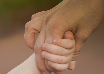 Bahagia yang Berbeda dalam Pelukan Ibu