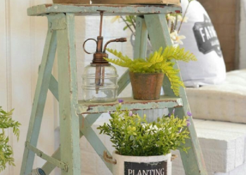 Memanfaatkan Tangga Kayu untuk Dekorasi Rumah