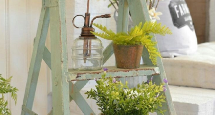 Memanfaatkan Tangga Kayu untuk Dekorasi Rumah