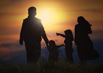 Ayah Bunda, terkadang kita memberikan banyak aturan dan berusaha keras mendisiplinkan anak dengan berbagai cara. Kita begitu ingin memiliki anak yang baik