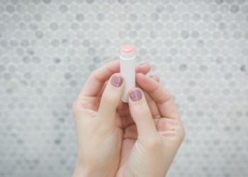 Membuat lip balm alami untuk bibir sehat