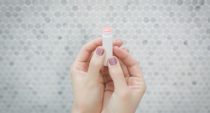 Membuat lip balm alami untuk bibir sehat