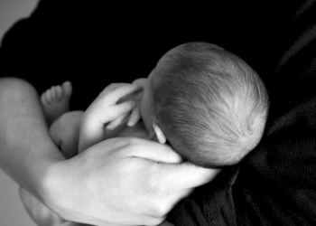 Meluruskan Pemahaman tentang Bayi Bau Tangan