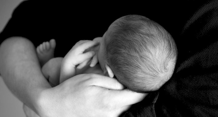 Meluruskan Pemahaman tentang Bayi Bau Tangan