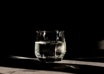 Manfaat minum air putih hangat