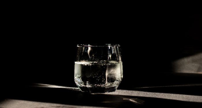 Manfaat minum air putih hangat