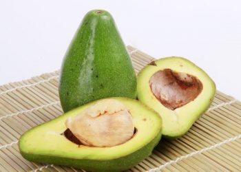 Rambut tetap halus dan berkilau dengan vitamin E dan alpukat