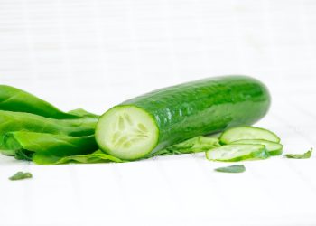 Mengatasi tekanan darah tinggi dengan air timun