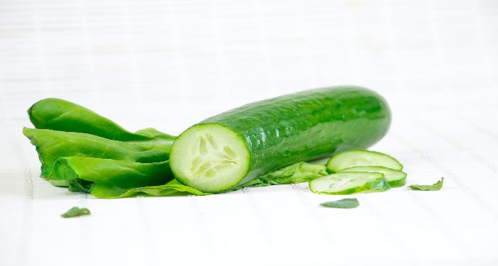 Mengatasi tekanan darah tinggi dengan air timun