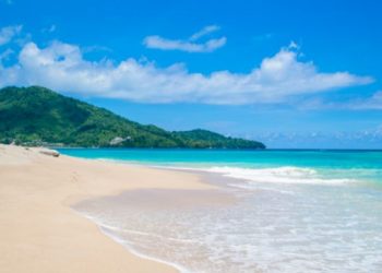 Tips jaga kulit tetap cantik saat liburan ke pantai