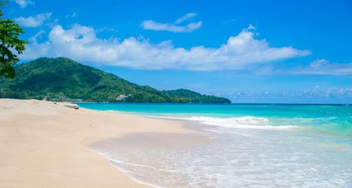 Tips jaga kulit tetap cantik saat liburan ke pantai