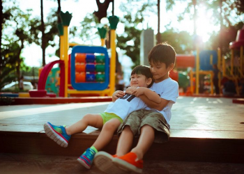 Tahapan Perkembangan Motorik si Kecil yang Wajib Bunda Ketahui