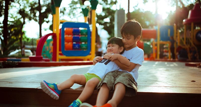 Tahapan Perkembangan Motorik si Kecil yang Wajib Bunda Ketahui