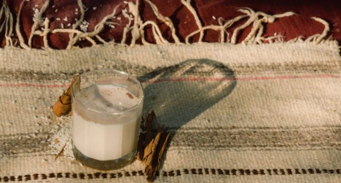 Membuat masker air beras dan susu