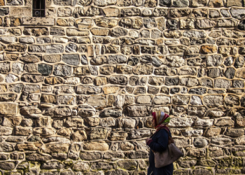 Apakah Hina Menjadi Pelayan Suami?