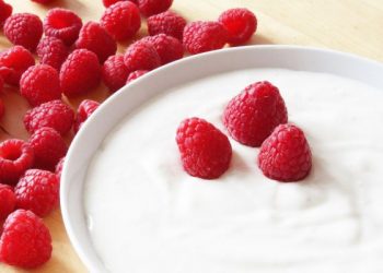 Terapkan masker yogurt