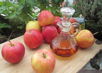 Atasi Bintik Hitam di Wajah dengan Cuka Sari Apel