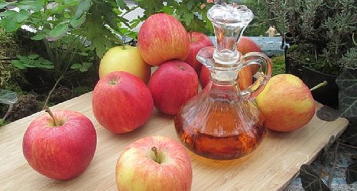 Atasi Bintik Hitam di Wajah dengan Cuka Sari Apel
