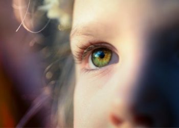 Sinar Biru yang Berbahaya bagi Buah hati