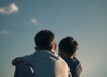 Anak-Anak mendengarkan dengan mata mereka