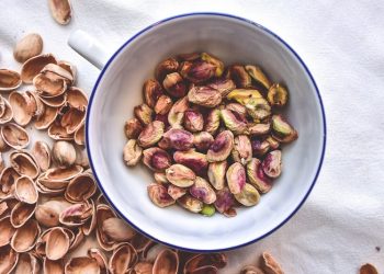 3 Trik Membuka Kacang Pistachio