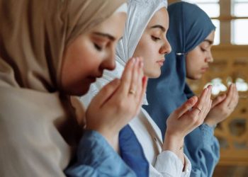 Wanita menampakkan wajah dan telapak tangan