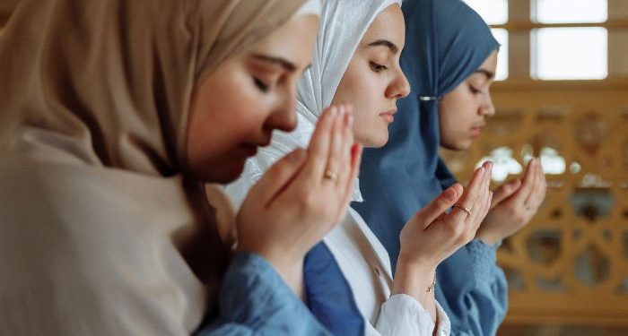 Wanita menampakkan wajah dan telapak tangan