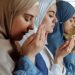 Wanita menampakkan wajah dan telapak tangan
