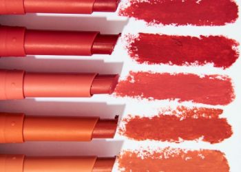 Warna lipstik untuk si bibir hitam