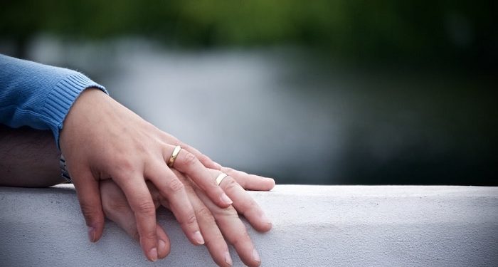 Dua Tipe Pasangan Saat Terjadi Musibah