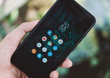 Menanggapi telepon laki-laki yang lama