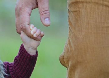 Bagaimana menjadi ayah yang baik untuk anak perempuan