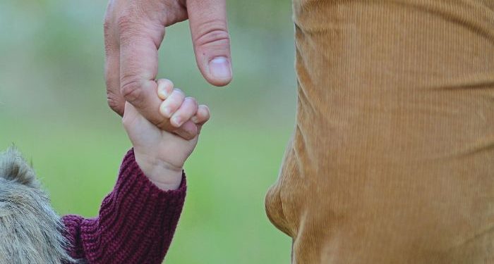 Bagaimana menjadi ayah yang baik untuk anak perempuan