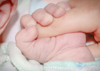 Bunda, Cari Tahu Yuk Perkembangan Tangan Bayi di Tahun Pertamanya