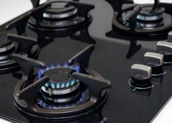 Cara membersihkan noda minyak di kompor gas