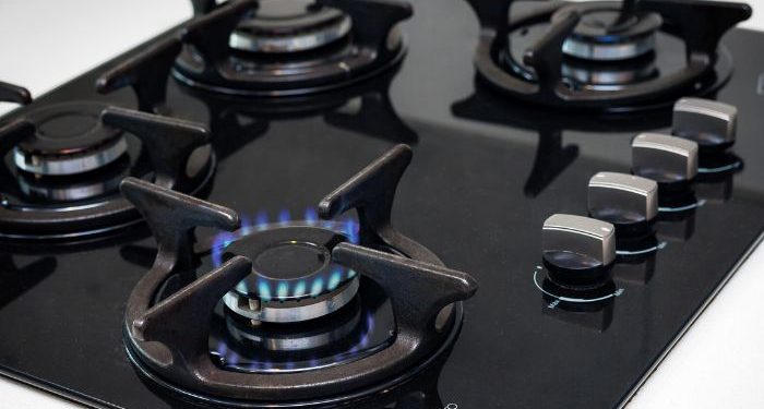 Cara membersihkan noda minyak di kompor gas