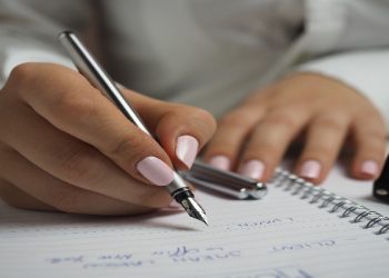 Adakah urutan memotong kuku dalam Islam?