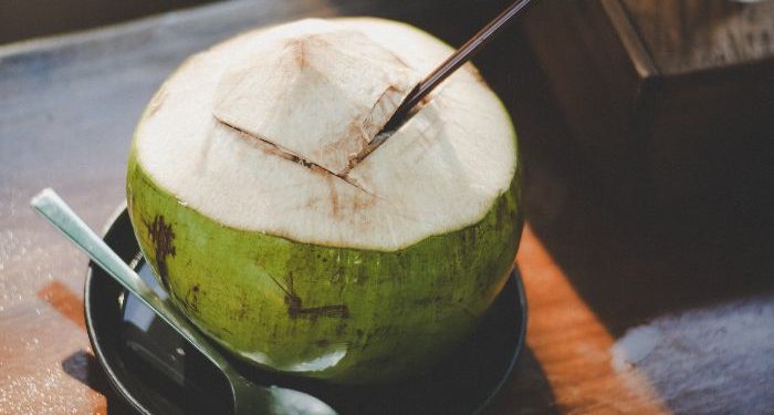 Perbedaan air kelapa muda dan tua
