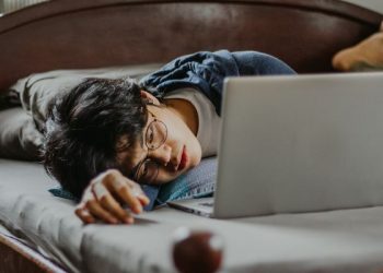 Tips mengatasi mata mengantuk di kantor