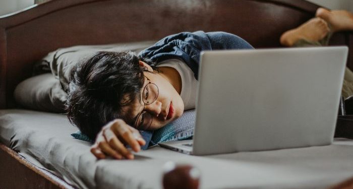 Tips mengatasi mata mengantuk di kantor