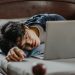 Tips mengatasi mata mengantuk di kantor