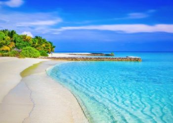 Tips menjaga kulit tetap cantik saat liburan ke pantai