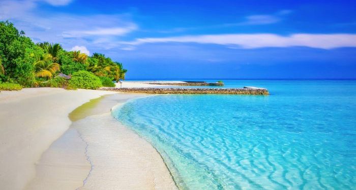 Tips menjaga kulit tetap cantik saat liburan ke pantai