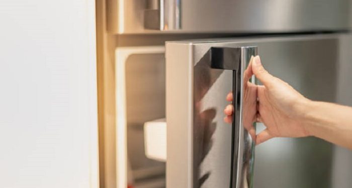 6 Tips Mudah Membersihkan Bunga Es pada Freezer