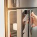 6 Tips Mudah Membersihkan Bunga Es pada Freezer
