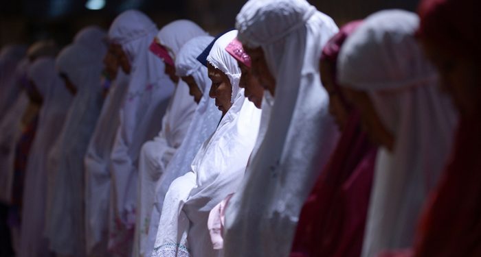 Cara Makmum Wanita Menegur Imam