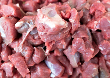 Gubernur Mekkah Mendistribusikan Daging Kepada Warga yang Membutuhkan