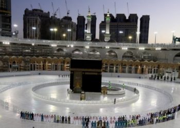 Resensi Buku Mecca I am Coming, Kisah Naik Haji yang Tak Semudah Membalikkan Telapak Tangan